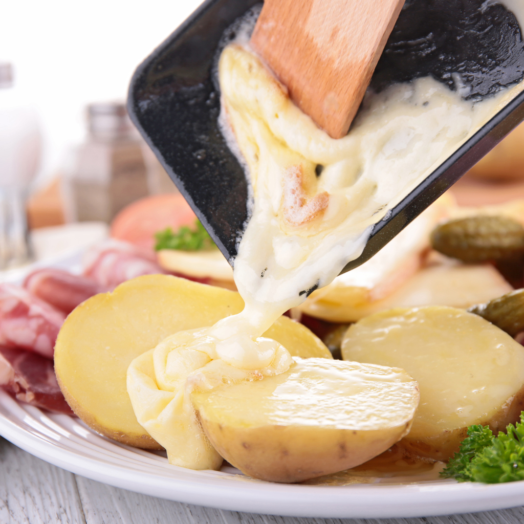 fromage raclette traditionnel fondant sur des pommes de terre.